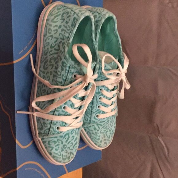 Vans Shoes - Vans lace up size 7.5 aqua animal print